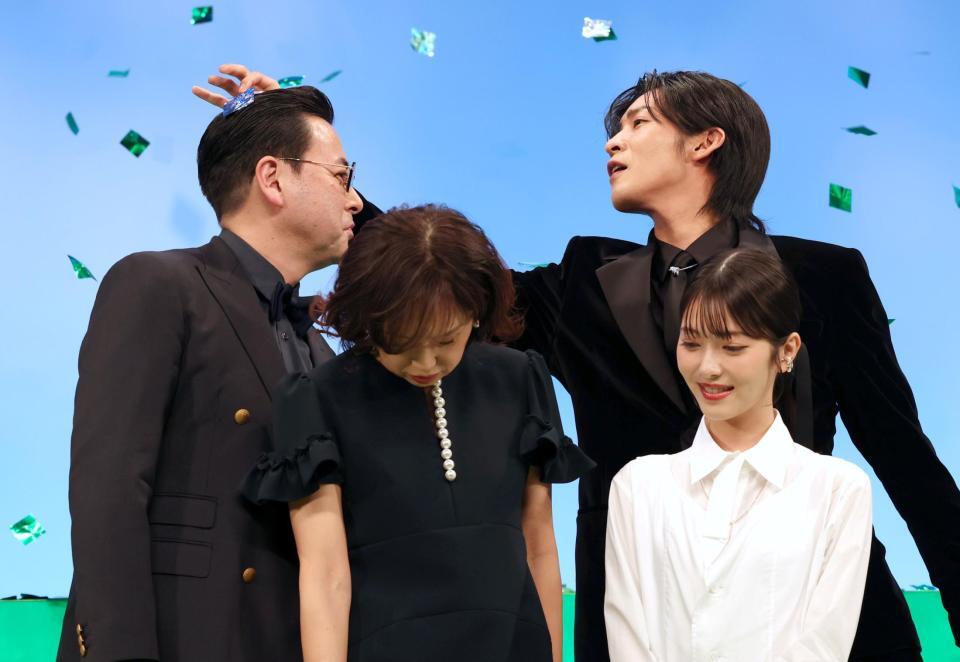 鈴木浩介（奥左）の頭についた銀紙を取る目黒蓮（同右）＝東京・豊洲ＰＩＴ（撮影・伊藤笙子）