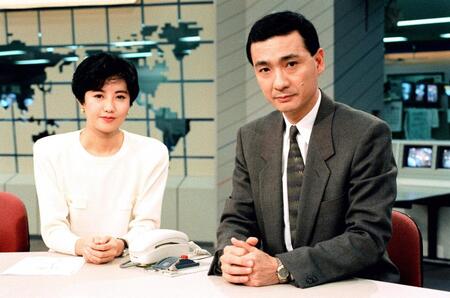 　「ニュースステーション」でキャスターを務める久米宏さん（右）と小宮悦子＝１９８６年（写真提供：テレビ朝日、オフィス・トゥー・ワン）