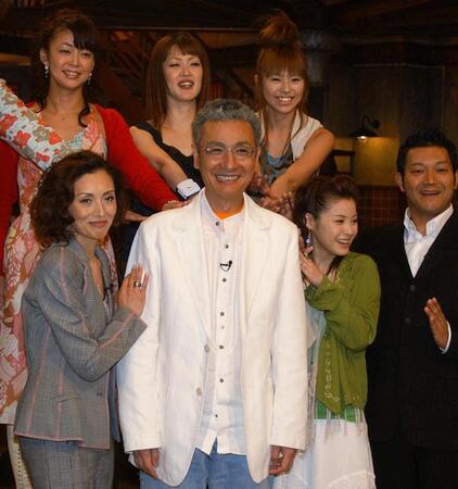 　「Ａ」の制作発表で共演者に囲まれ笑顔（前列中央）＝０５年３月