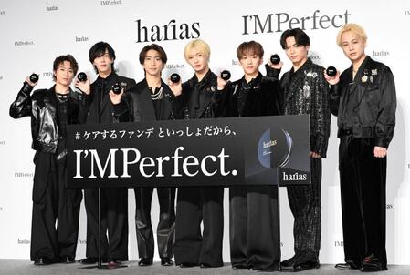 ＨＡＲＩＡＳの商品を持つＩＭＰ．の（左から）椿泰我、松井奏、鈴木大河、佐藤新、基俊介、影山拓也、横原悠毅（撮影・佐藤厚）
