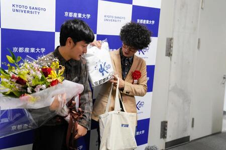 「ＫＳＤ」パーカーを手に取るきむらバンドと赤木