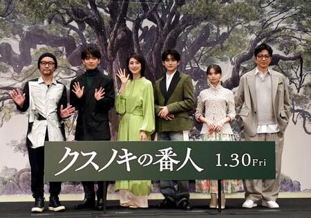 クスノキの前に並ぶ（左から）伊藤智彦監督、宮世琉弥、天海祐希、高橋文哉、斎藤飛鳥、大沢たかお（撮影・佐藤厚）