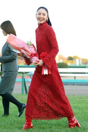 ２０２５年１２月、笑顔で引き揚げる長澤まさみ