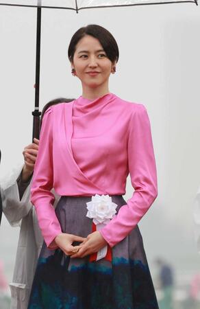２０２５年２月、阪神競馬場でプレゼンターを務めた長澤まさみ