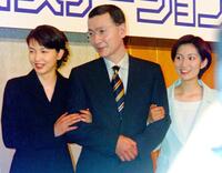 　キャスター発表会見で渡辺真理（左）、白木清か（右）と腕を組む久米宏さん＝９８年５月