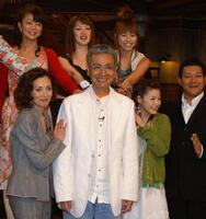 　「Ａ」の制作発表で共演者に囲まれ笑顔（前列中央）＝０５年３月