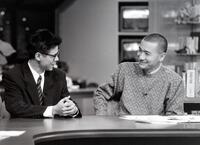 　巨人が優勝し丸刈り姿を披露した（左は糸井重里）＝８９年１０月