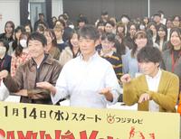 ポーズを取って撮影に応じた（左から）大森南朋、反町隆史、津田健次郎＝東京・日本大学芸術学部