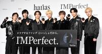 ＨＡＲＩＡＳの商品を持つＩＭＰ．の（左から）椿泰我、松井奏、鈴木大河、佐藤新、基俊介、影山拓也、横原悠毅（撮影・佐藤厚）