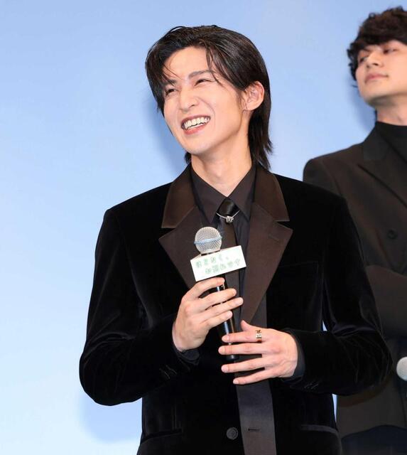 　笑顔を見せる目黒蓮（撮影・伊藤笙子）