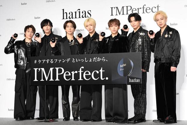 ＨＡＲＩＡＳの商品を持つＩＭＰ．の（左から）椿泰我、松井奏、鈴木大河、佐藤新、基俊介、影山拓也、横原悠毅（撮影・佐藤厚）