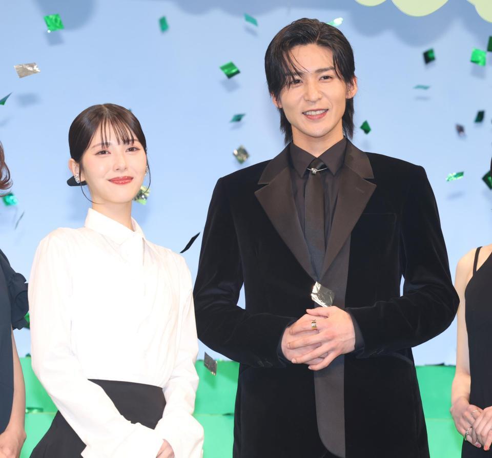 映画「ほどなく、お別れです」完成披露舞台あいさつに登場した浜辺美波（左）と目黒蓮＝東京・豊洲ＰＩＴ（撮影・伊藤笙子）