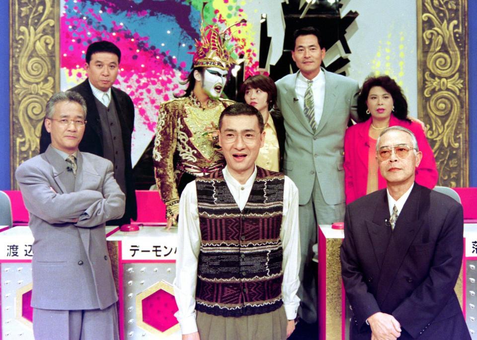 　テレビ番組「久米宏の道徳の時間」で司会を務める（前列中央）＝９５年２月