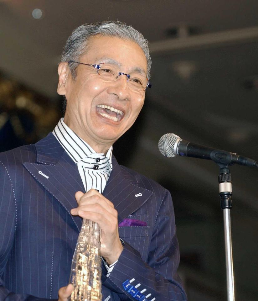 　ＤＪパーソナリティ賞を受賞し笑顔を見せる久米宏さん＝２００７年５月