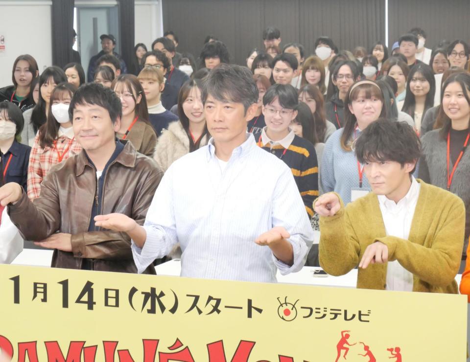 ポーズを取って撮影に応じた（左から）大森南朋、反町隆史、津田健次郎＝東京・日本大学芸術学部