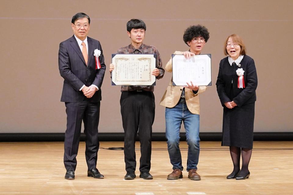 京都産業大学から表彰を受けたたくろう（中央）