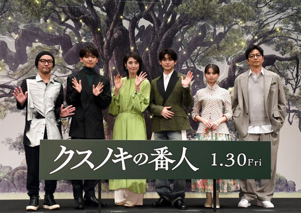 クスノキの前に並ぶ（左から）伊藤智彦監督、宮世琉弥、天海祐希、高橋文哉、斎藤飛鳥、大沢たかお＝東京・日経ホール（撮影・佐藤厚）