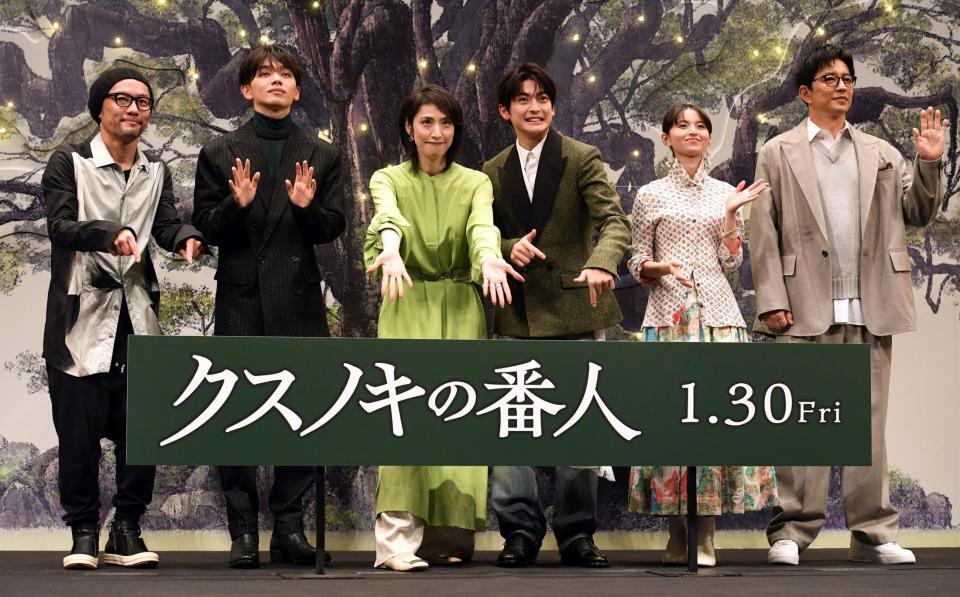 作品をＰＲする（左から）伊藤智彦監督、宮世琉弥、天海祐希、高橋文哉、斎藤飛鳥、大沢たかお（撮影・佐藤厚）