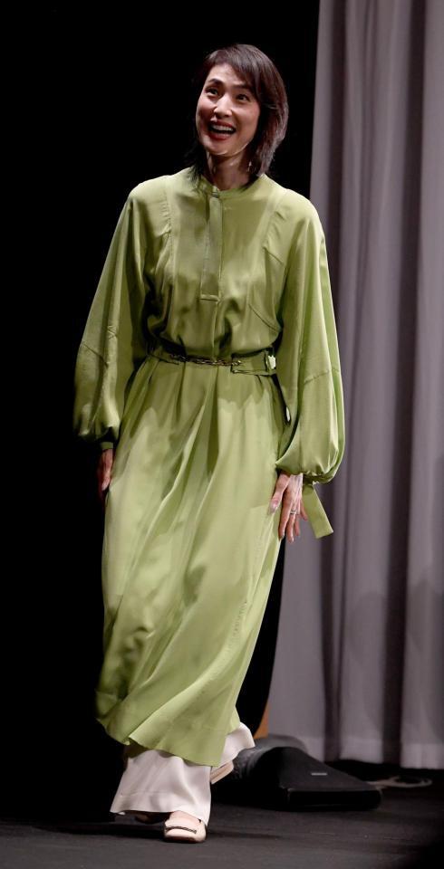 降壇する天海祐希（撮影・佐藤厚）