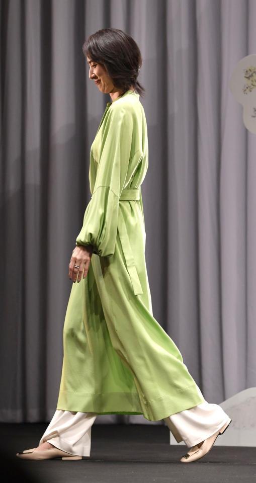 降壇する天海祐希（撮影・佐藤厚）