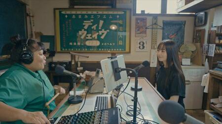 短編映画「アマミノクロウサギはノアの方舟に乗ったのか」の主題歌を担当する其原有沙（右）