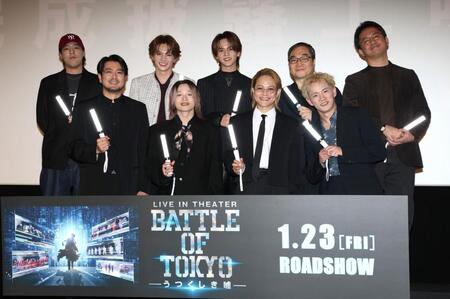 登場した（前列左から）平沼紀久監督、ＴＨＥ　ＲＡＭＰＡＧＥ・山本彰吾、岩谷翔吾、浦川翔平（後列同）ＦＡＮＴＡＳＴＩＣＳ・世界、佐藤大樹、中島颯太、佐藤大氏、月島総記氏（撮影・伊藤笙子）