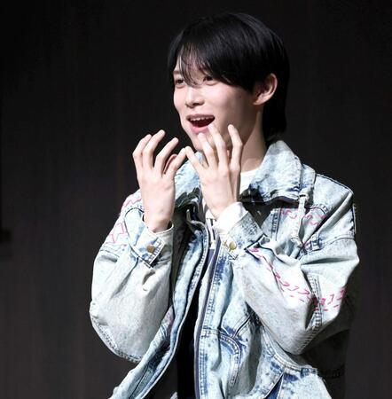 食べるジェスチャーをする黒田光輝（撮影・伊藤笙子）