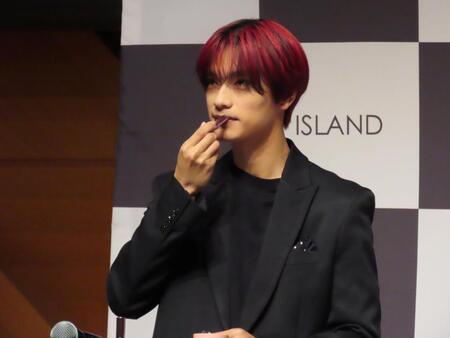 「ＩＳＬＡＮＤ」新商品を唇に塗るなにわ男子の高橋恭平