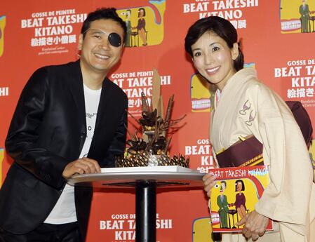 ビートたけしの作品展にお祝いのケーキを持参して来場した鎧塚俊彦、川島なおみ夫妻＝２０１２年