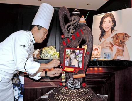 川島なお美さんの追悼ライブにサプライズでバースデーケーキを届けた夫の鎧塚俊彦氏＝２０１５年