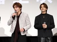 映画タイトルにちなみ「うつくしき嘘」を中島颯太（右）につかれ、驚くＦＡＮＴＡＳＴＩＣＳ・佐藤大樹（撮影・伊藤笙子）