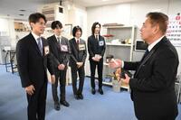 デイリースポーツ東京本部を訪れて藤谷稔社長（右）にあいさつをするモナキ（撮影・堀内翔）