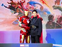 アイアンマンと握手する山田裕貴