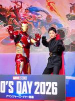 アイアンマンとポーズを決める山田裕貴