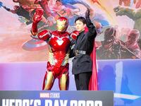 アイアンマンと手を振る山田裕貴