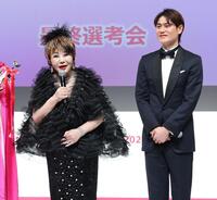 取材に応じるたかの友梨と上重聡アナ（撮影・金田祐二）