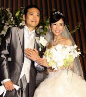 結婚式で幸せそうに寄り添う川島なお美さん（右）と鎧塚俊彦氏＝０９年６月