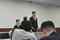 会見に臨んだ吉村洋文大阪府知事（右）と横山英幸大阪市長
