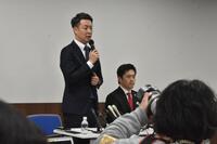 会見に臨んだ吉村洋文大阪府知事（右）と横山英幸大阪市長