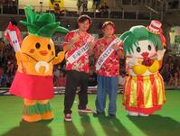 創業６０周年記念セレモニーに登場した６０周年応援大使のアルコ＆ピース