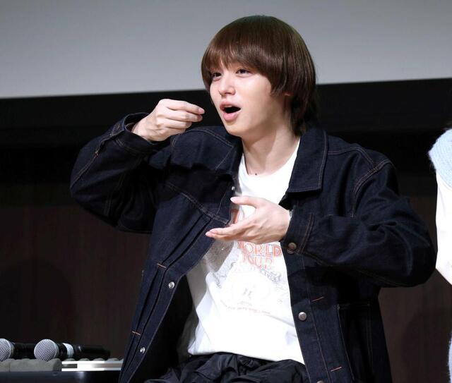 食べるジェスチャーをする伊野尾慧（撮影・伊藤笙子）