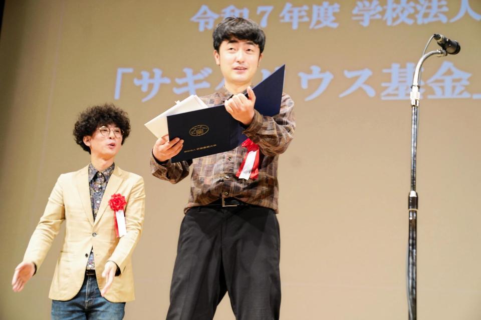 京都産業大学から表彰されたたくろうの赤木（右）ときむらバンド