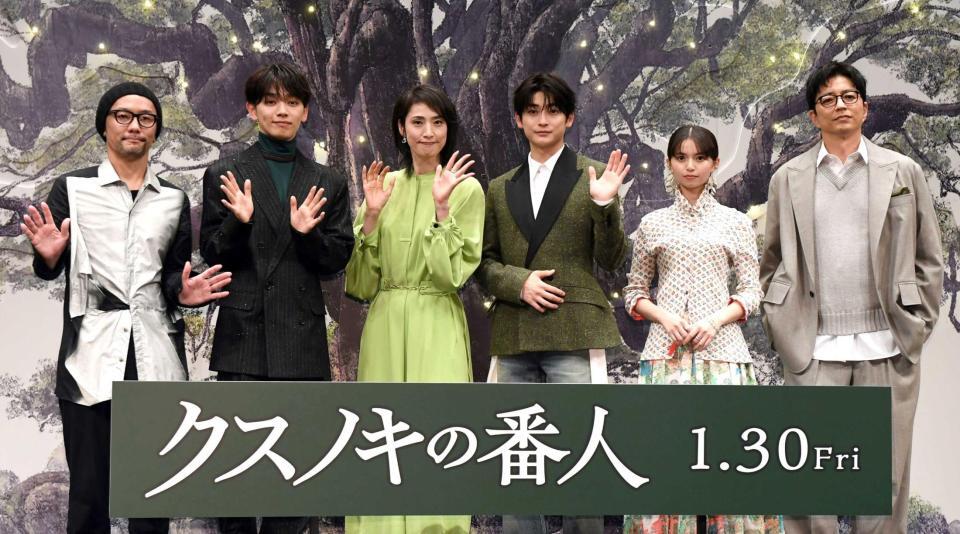 クスノキの前に並ぶ（左から）伊藤智彦監督、宮世琉弥、天海祐希、高橋文哉、齋藤飛鳥、大沢たかお