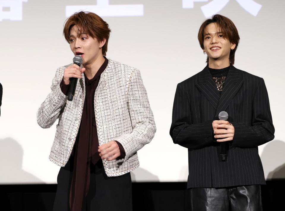 映画タイトルにちなみ「うつくしき嘘」を中島颯太（右）につかれ、驚くＦＡＮＴＡＳＴＩＣＳ・佐藤大樹（撮影・伊藤笙子）