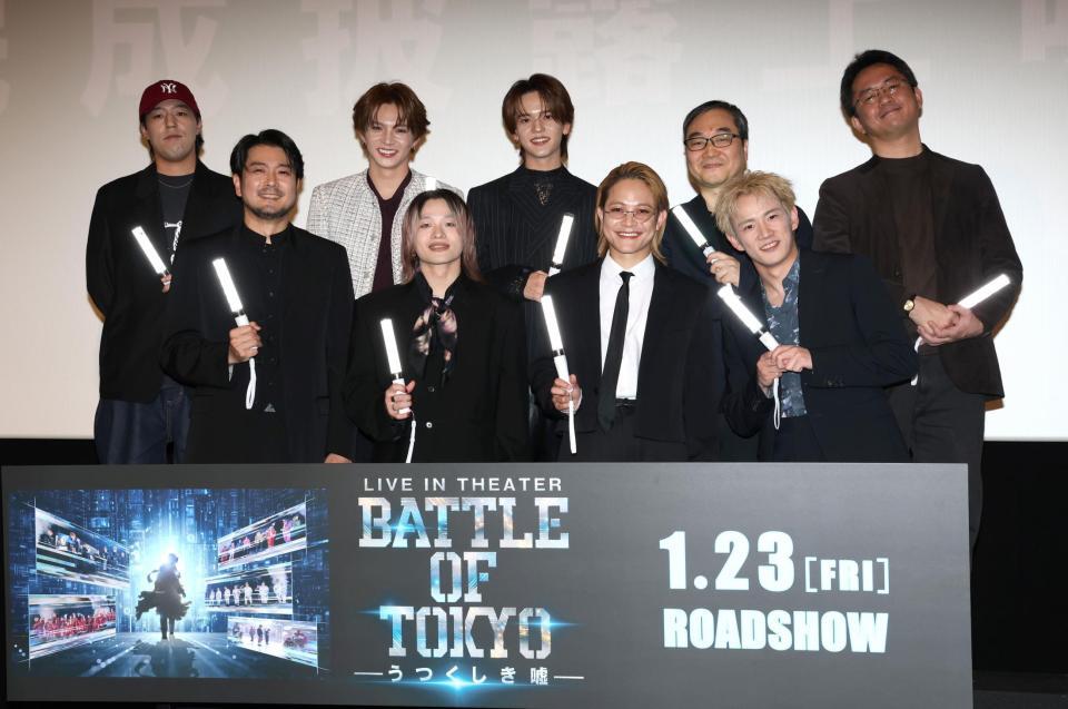 登場した（前列左から）平沼紀久監督、ＴＨＥ　ＲＡＭＰＡＧＥ・山本彰吾、岩谷翔吾、浦川翔平（後列同）ＦＡＮＴＡＳＴＩＣＳ・世界、佐藤大樹、中島颯太、佐藤大氏、月島総記氏（撮影・伊藤笙子）