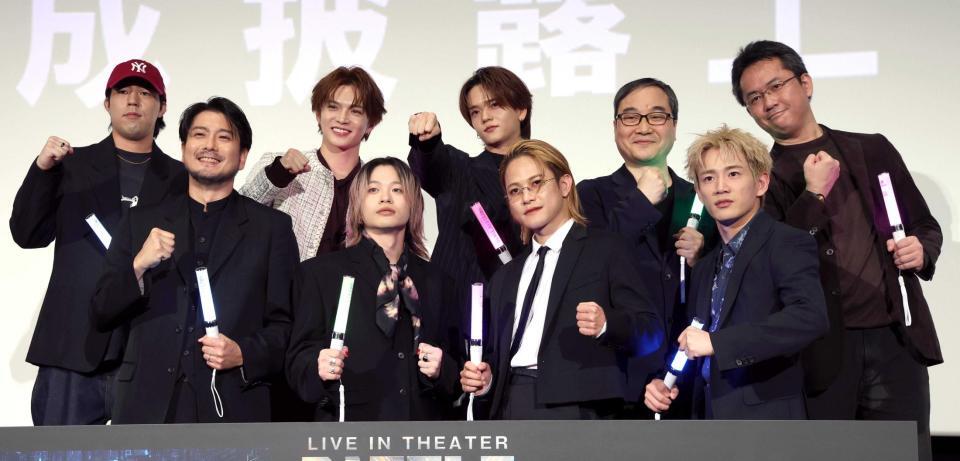 完成披露舞台あいさつに登場した（前列左から）平沼紀久監督、山本彰吾、岩谷翔吾、浦川翔平（後列同）世界、佐藤大樹、中島颯太、佐藤大氏、月島総記氏（撮影・伊藤笙子）