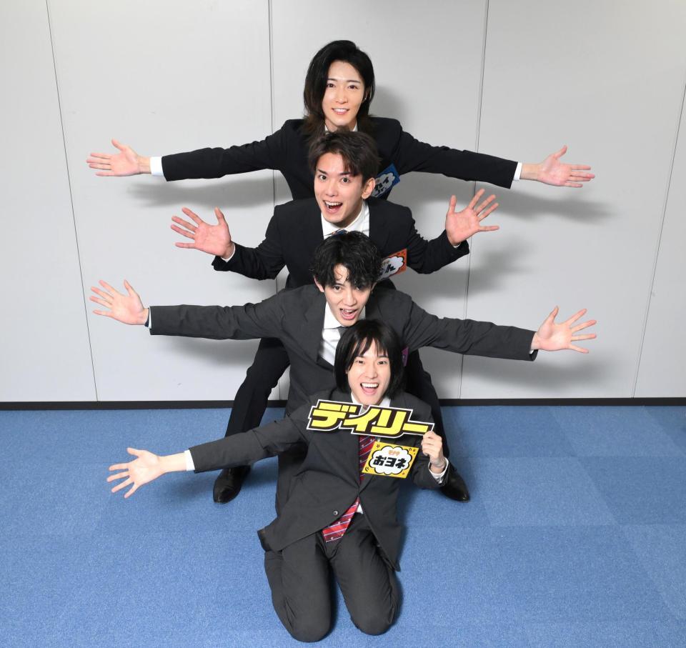 デイリースポーツ東京本部を訪れたモナキの（上から）サカイＪｒ．、じん、ケンケン、おヨネ（撮影・堀内翔）