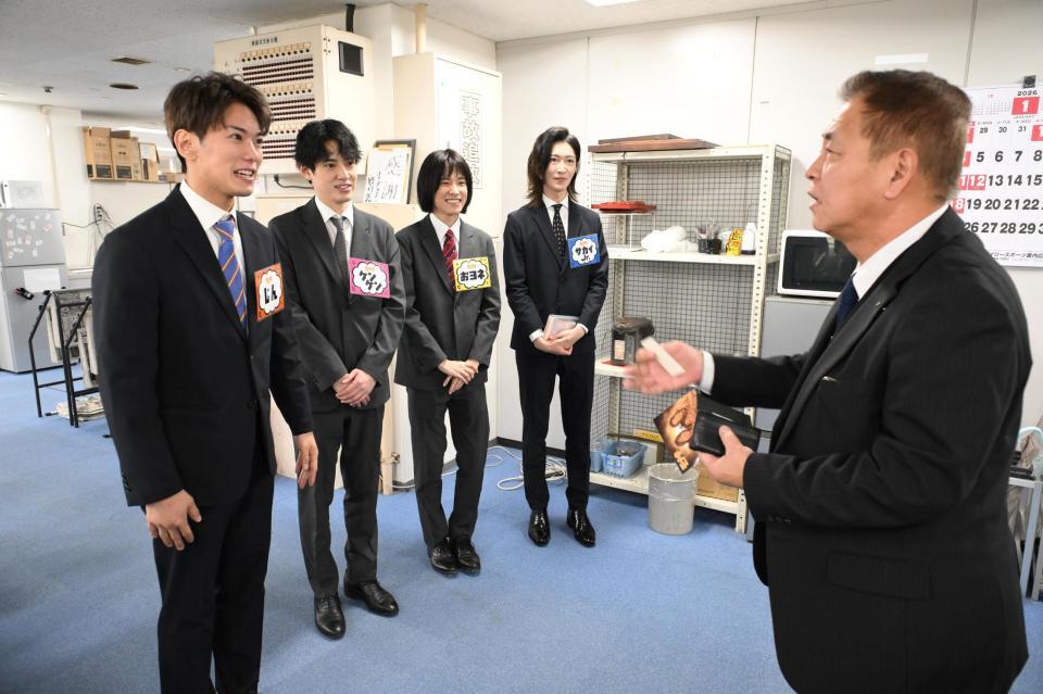 デイリースポーツ東京本部を訪れて藤谷稔社長（右）にあいさつをするモナキ（撮影・堀内翔）