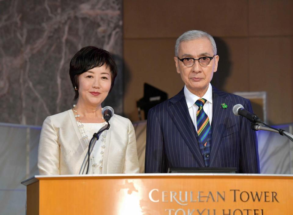 ギャラクシー賞授賞式で司会を務めた小宮悦子（左）と久米宏さん＝２０１８年６月　