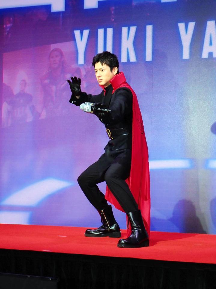 ポーズを決める山田裕貴